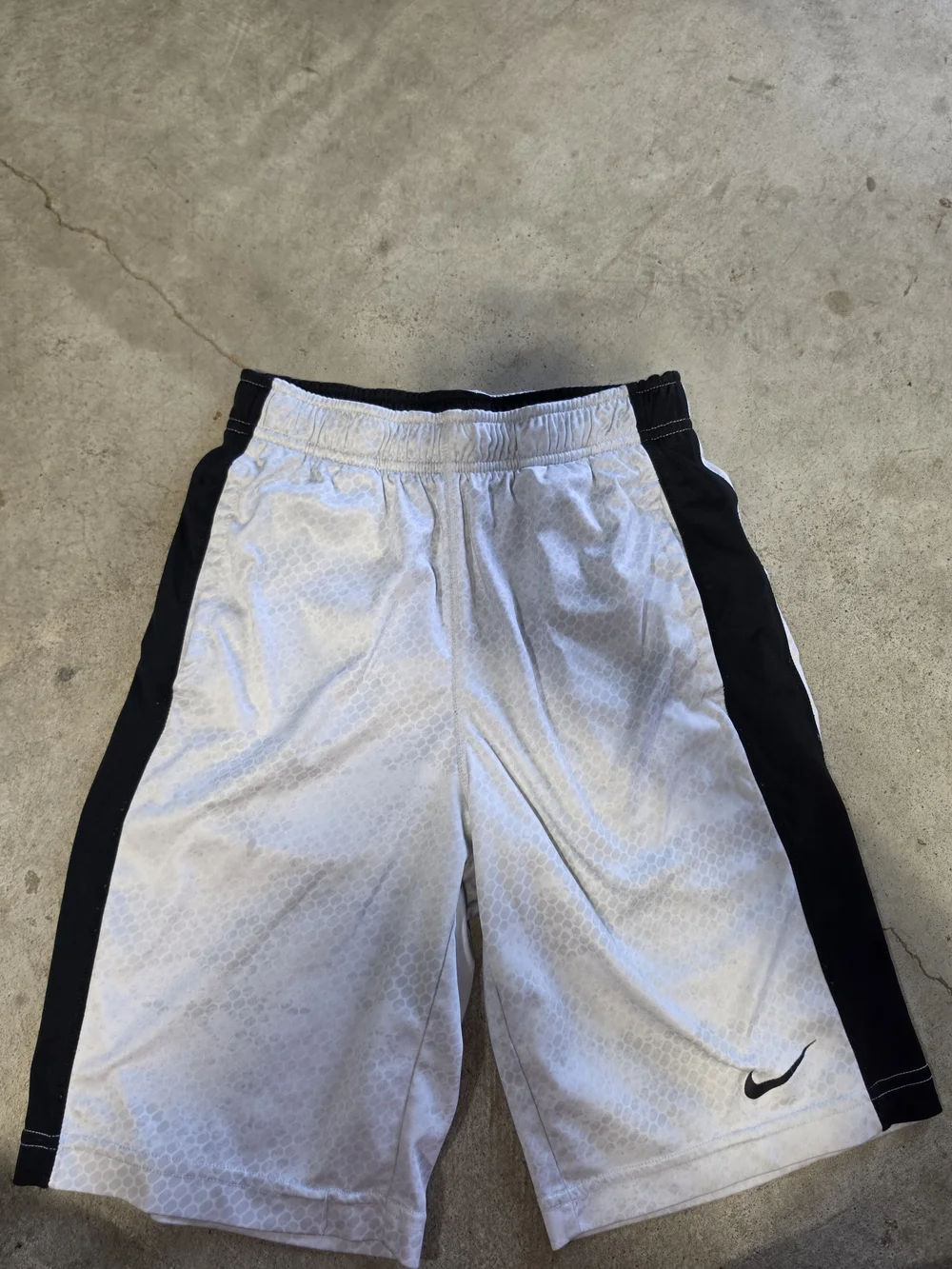 Nike Dri-FIT Boys White Black Basketball Athletic Shorts Size Medium